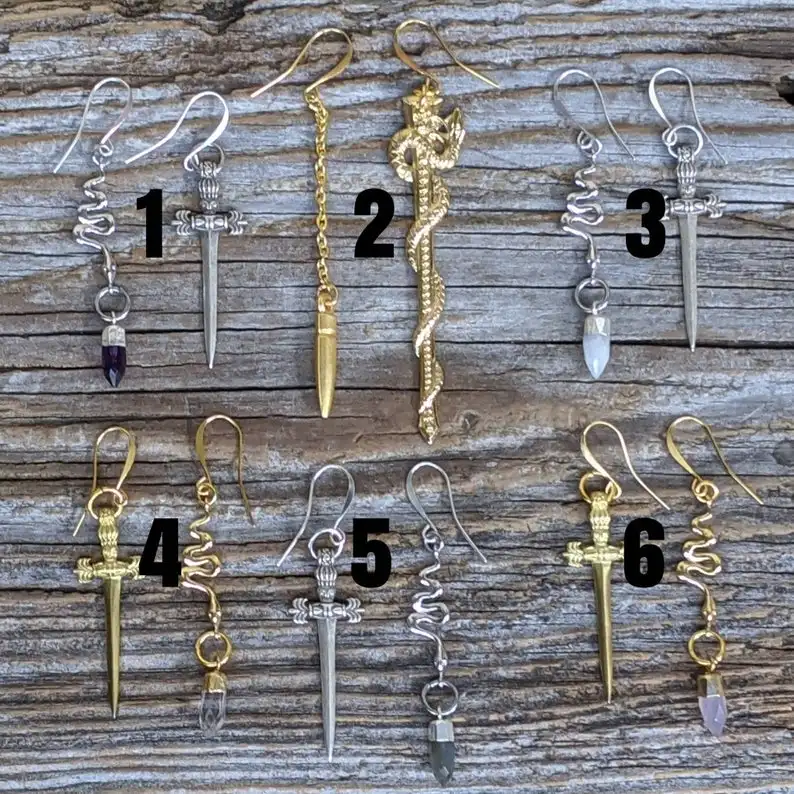 Фэнтези колдовство несоответствие серьги кинжал змея кристалл в готическом