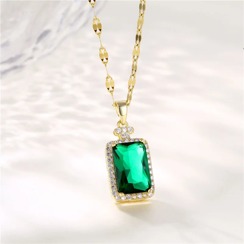 

Ожерелье женское из титановой стали, модная цепочка до ключиц в форме флакона духов, с инкрустацией изумрудно-медного циркония, колье высок...