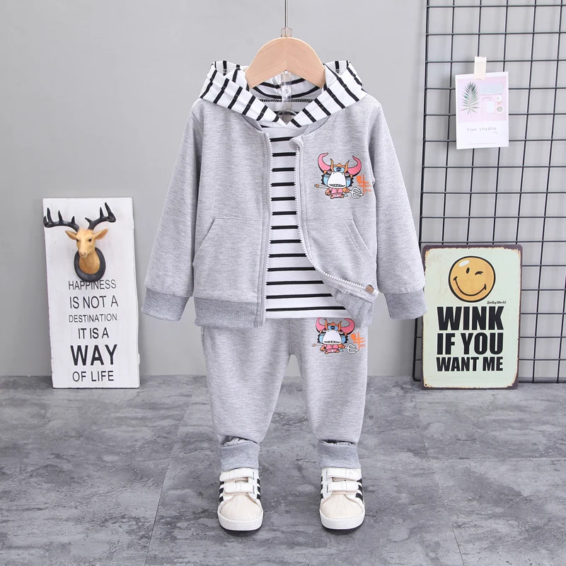 

2022 Autumn New Childrens Solid Color Letter Suit Boys Long-sleeved Cardigan Trousers Three-piece Baby Leisure Sports Suit