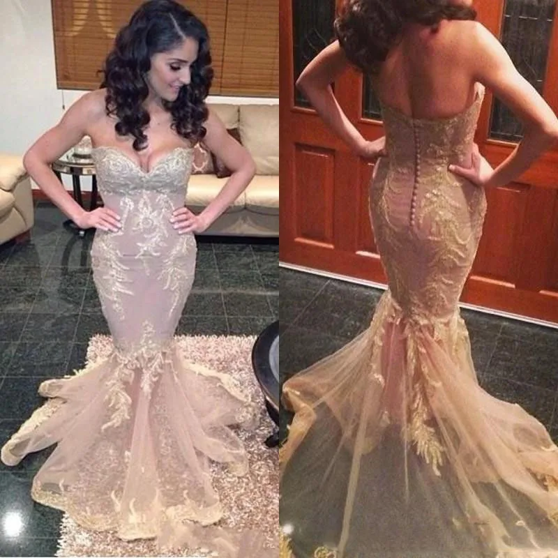 Женское длинное платье с юбкой-годе облегающее кружевное со шлейфом красивое