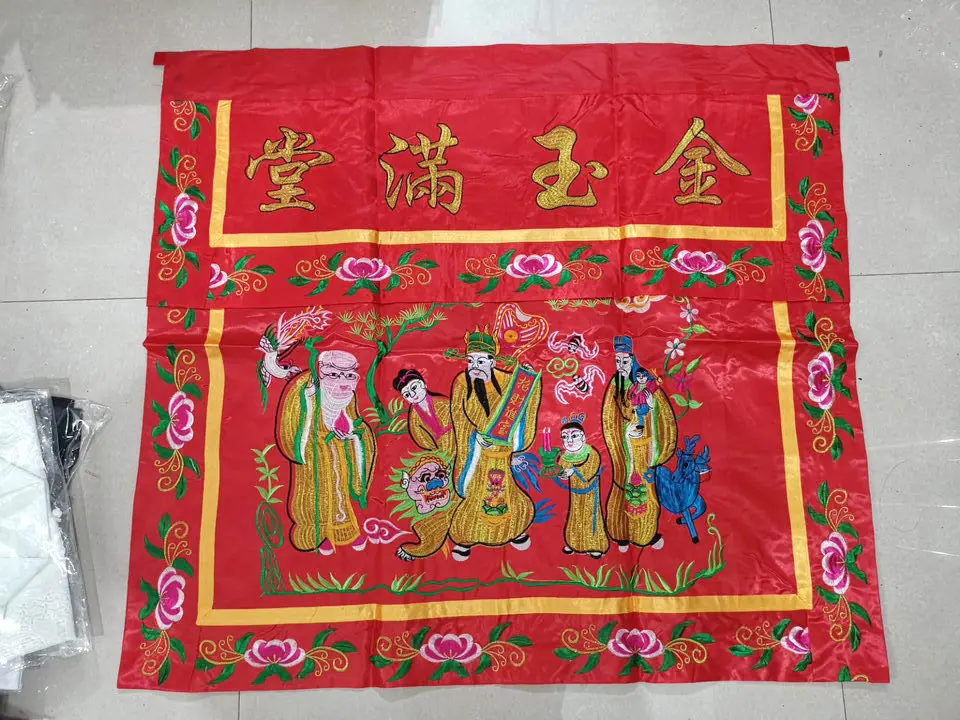 Suministros taoístas, suministros de altar, tres inmortales-fu, Lu, Shou, oro y jade llenan la falda de la mesa del salón, rojo 1 metro