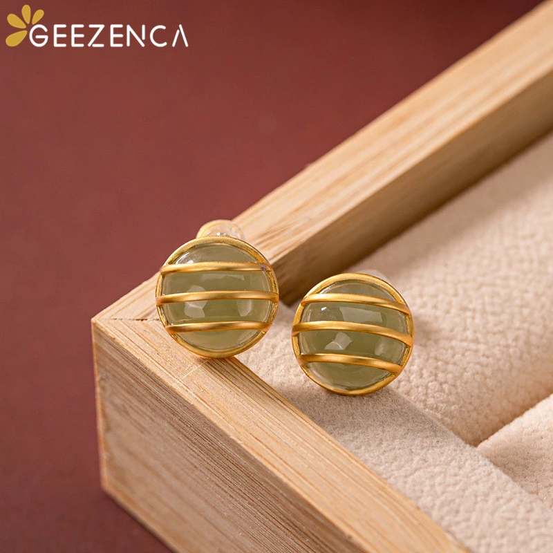 Женские серьги гвоздики с натуральным камнем круглые из серебра 925 пробы золотым