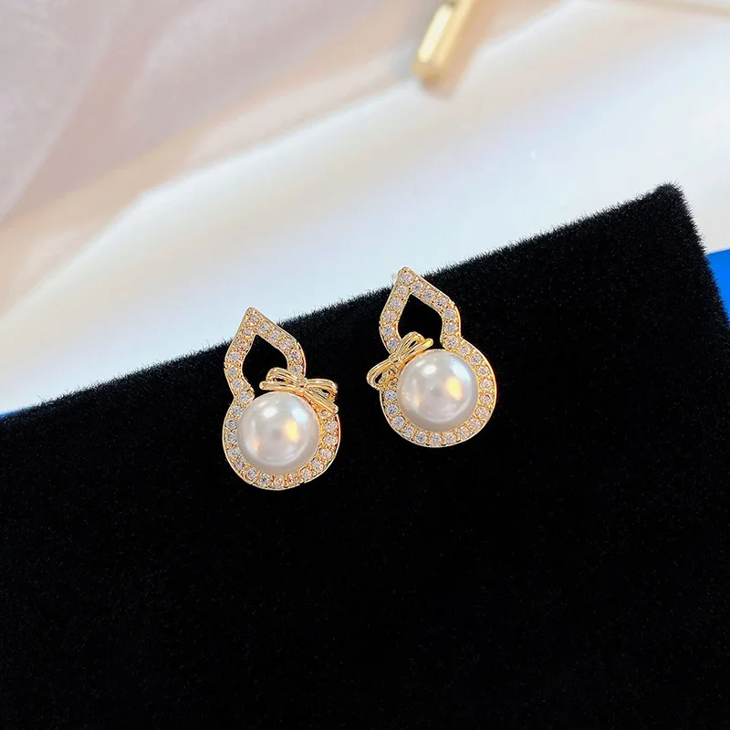 

Korean Elegant Bow Imitation Pearl Earring Rhinestone Shiny Ear Stud For Women Metal Gourd-Shaped Hollow Earrings Party Jewelry