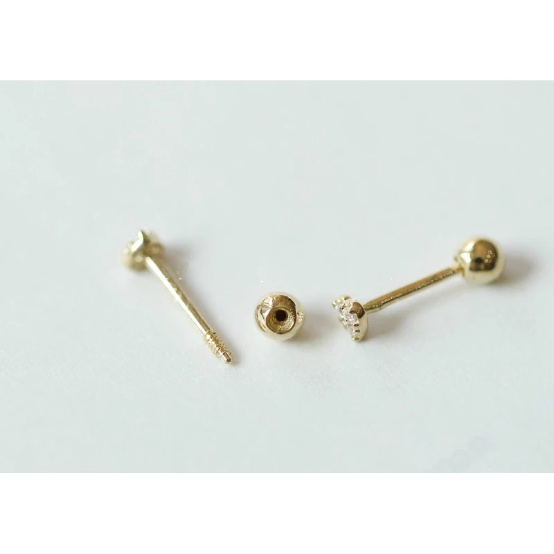 Серьги гвоздики под заказ из чистого золота 9 карат супер мини три бриллианта