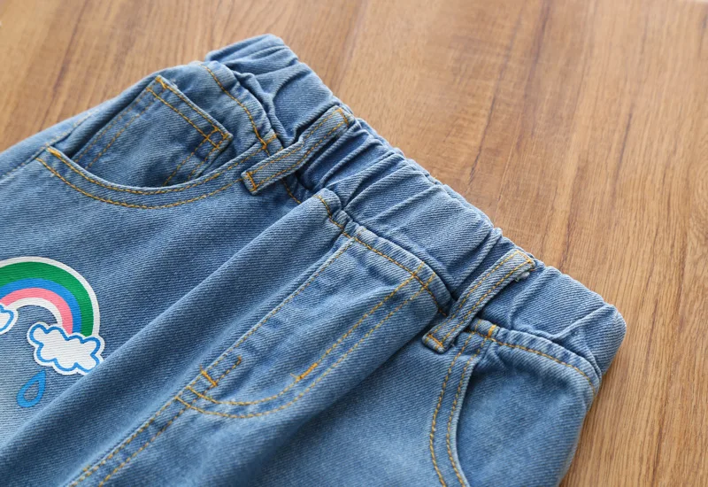 Джинсы для маленьких мальчиков и девочек модные брюки с принтом помады короны