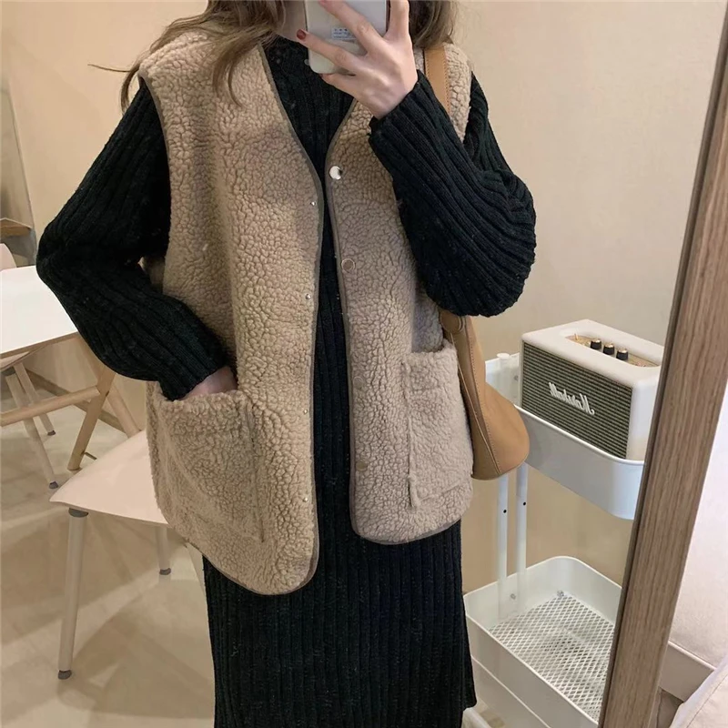 

Warm Ladies Faux Cashmere Vest Winter Pocket Loose Sleeveless Jacket Retro V-neck Single-breasted Causal Ladies Jacket 2021