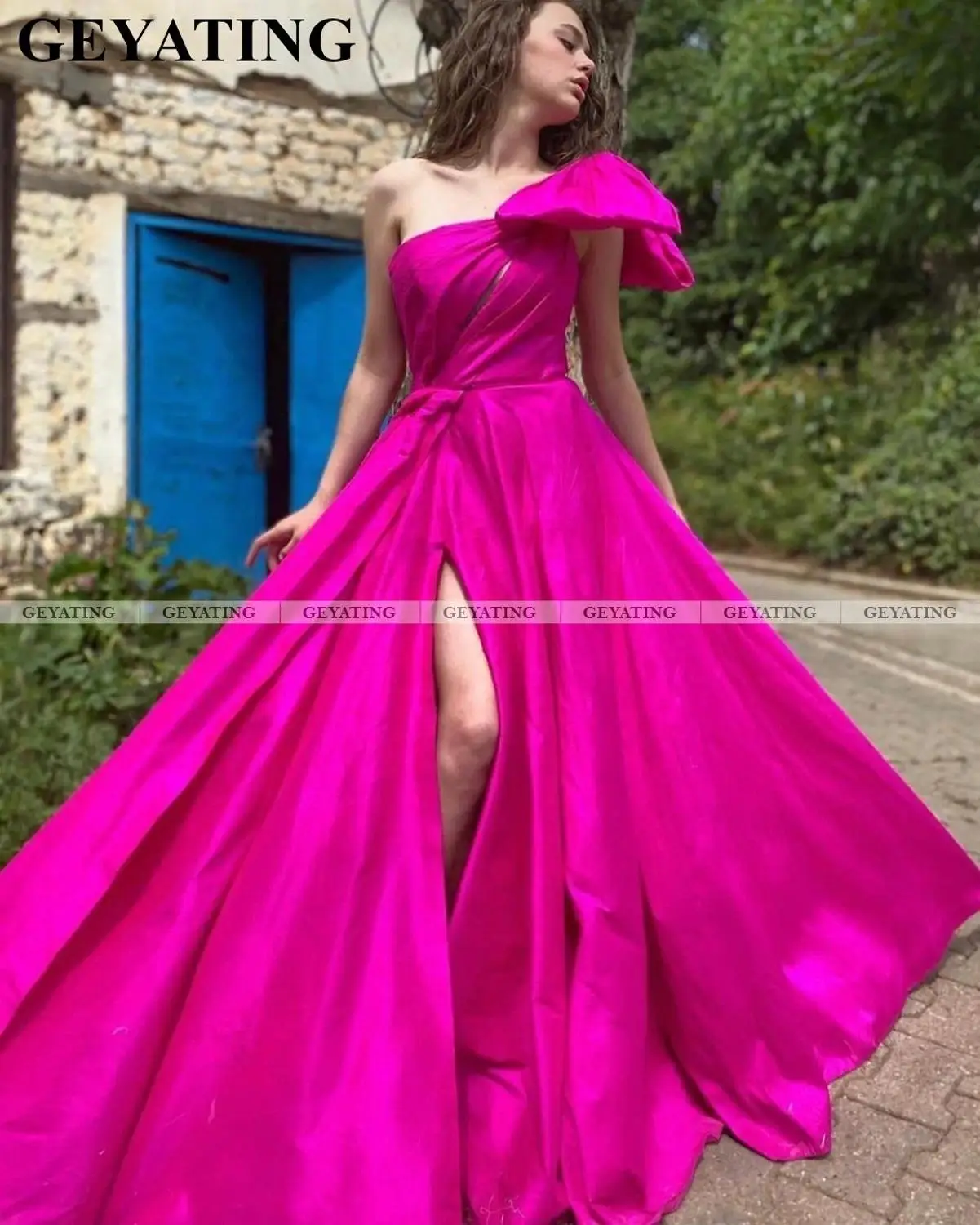 Ярко розовое платье на одно плечо для выпускного вечера с разрезом бантом фуксия