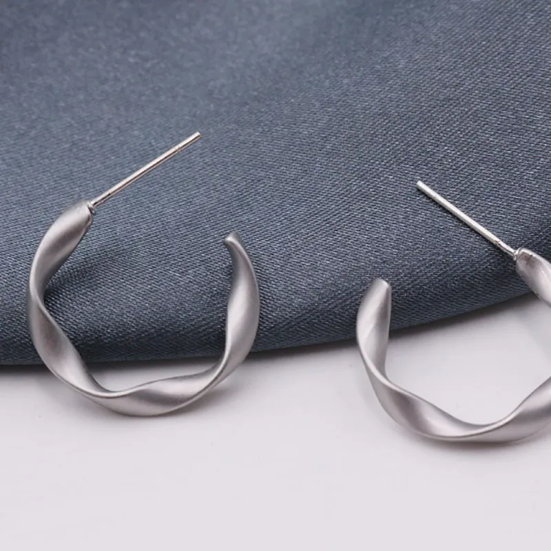 Женские ассиметричные матовые витые металлические серьги очаровательные