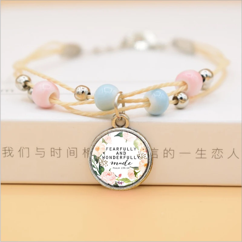 Женский браслет из керамических бусин с изображением бога в ней | Украшения и