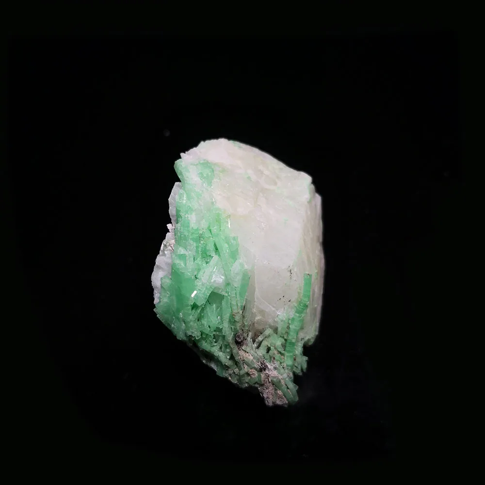 

Редкий высококачественный натуральный кварцевый Изумрудный минеральный кристалл 35 г, образец из малипо Вэньшань, провинция Юньнань, Китай