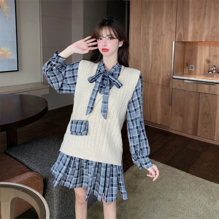 

Женский свитер с бантом и жилетом, на осень/зиму