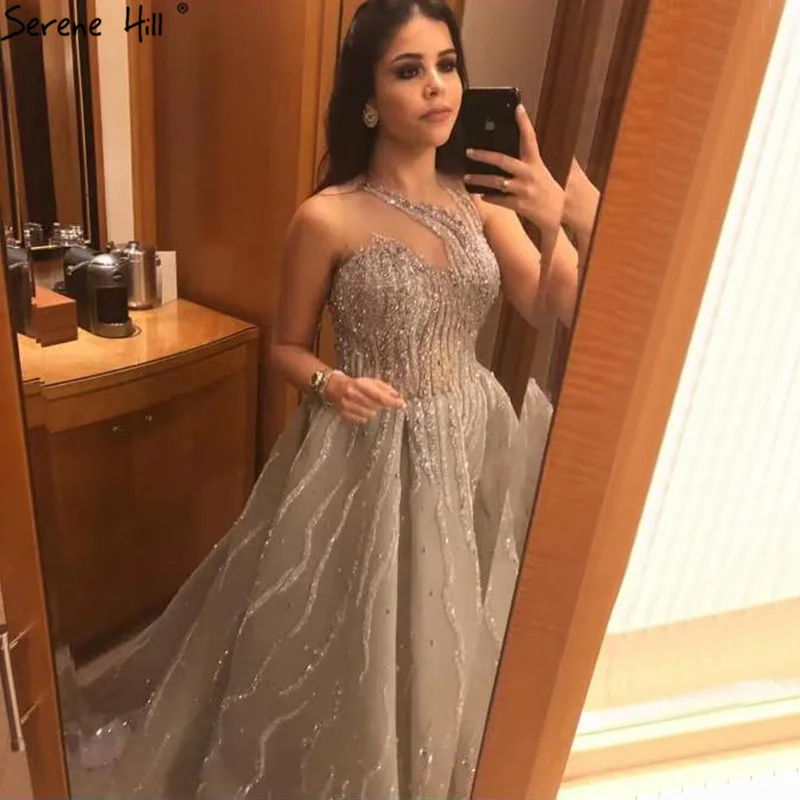 Серое роскошное вечернее платье в Аравийском стиле с круглым вырезом без рукавов