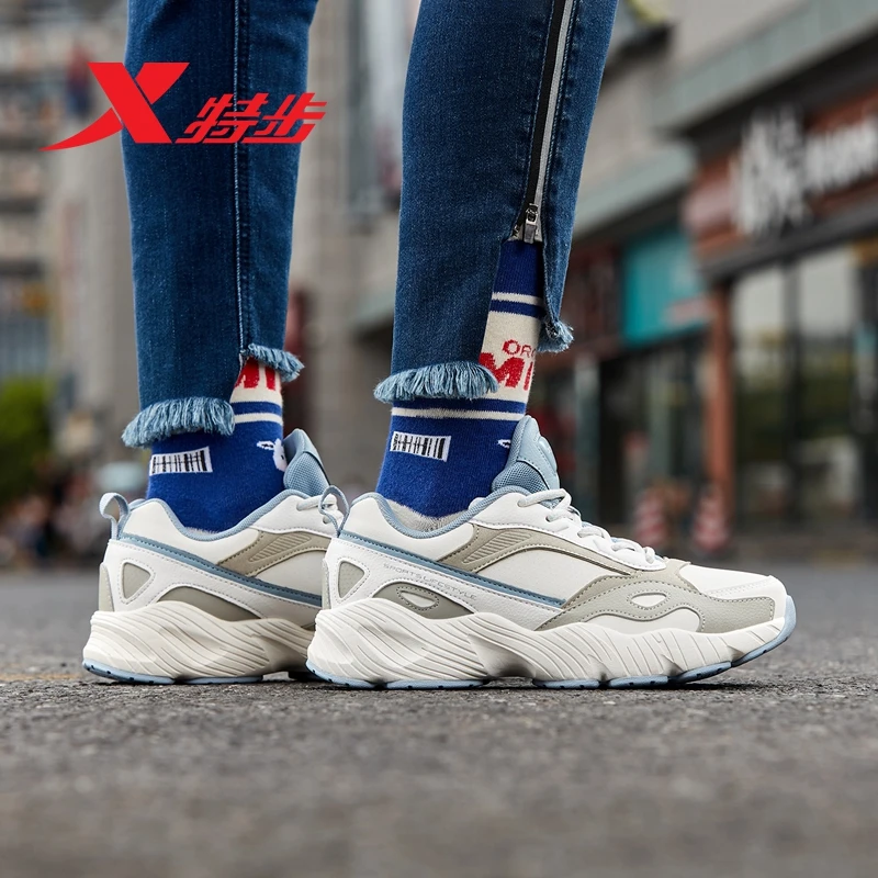 Женские кроссовки для отдыха Xtep черные белые на массивной подошве увеличивающие