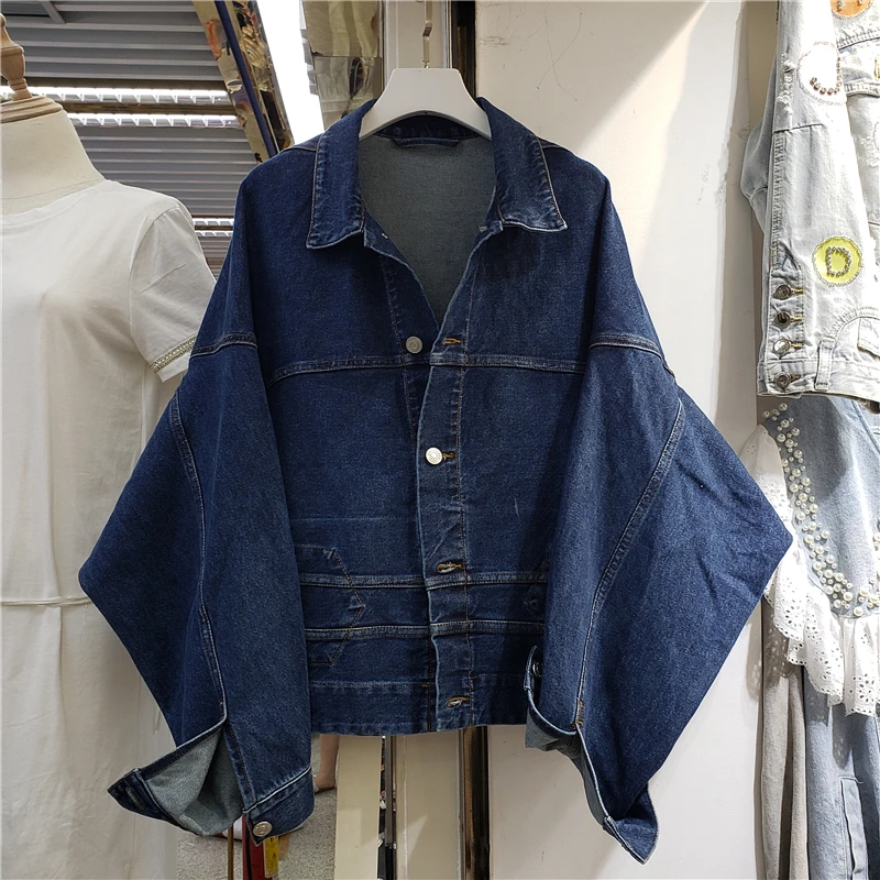 

Женская джинсовая куртка с рукавом «летучая мышь»