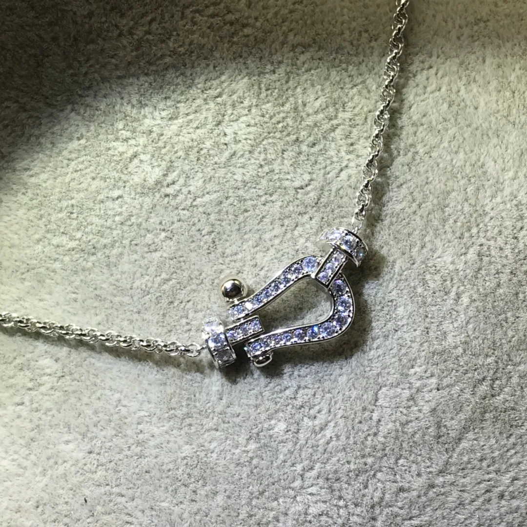 

European And American Fashion Luxury Brand Jewelry. Full Of Diamond Horseshoe-Shaped Alloy Necklaces. Wholesale Free Shipping