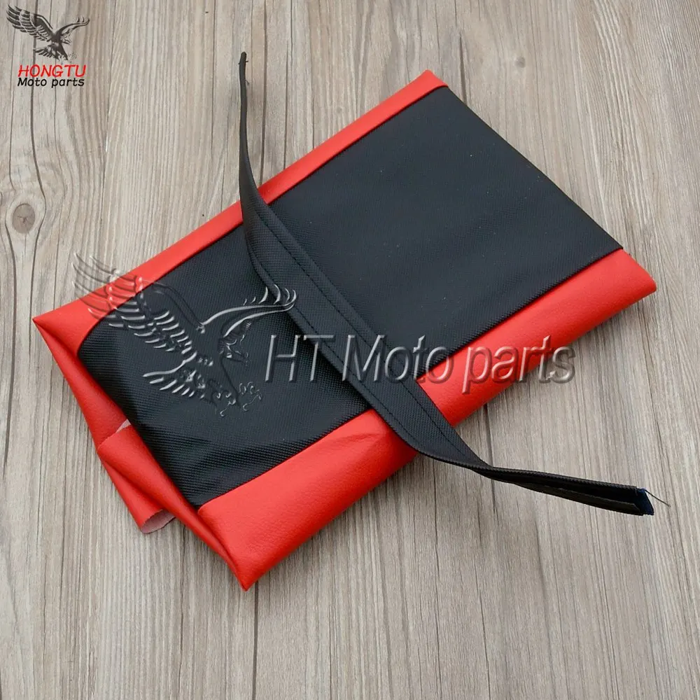 Красная подушка на сиденье из искусственной кожи для мотоцикла