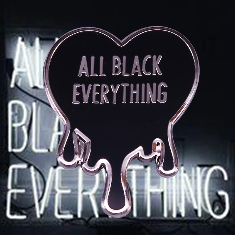 Эмалированная брошь в форме сердца черного цвета |