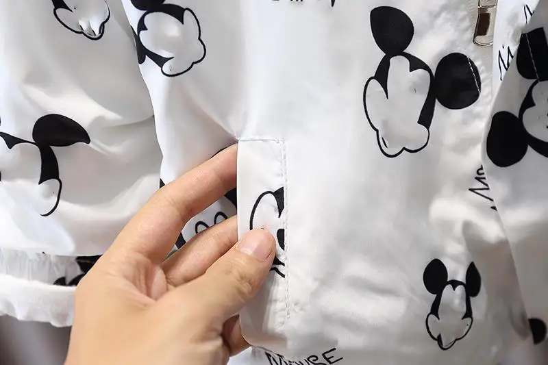 Детская куртка с капюшоном и мультяшным принтом весна осень 2021 топы для