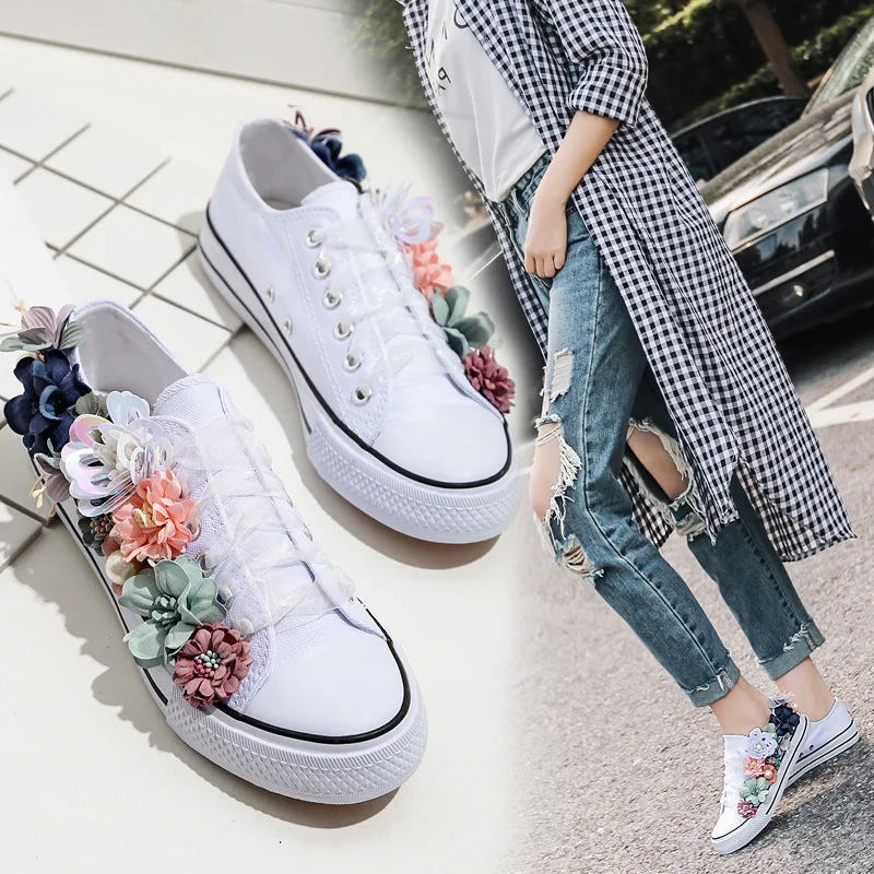 

Women's Canvas Shoes 2020 Spring And Summer New Handmade Flowers Lace Round Shoes Flat Low Women's Sneakers Girls
