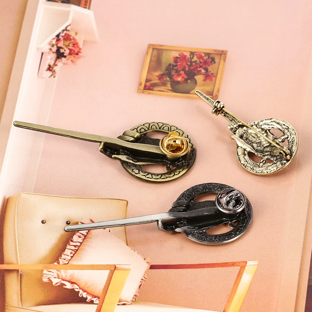 Значок-брошь с изображением рука короля на лацкане