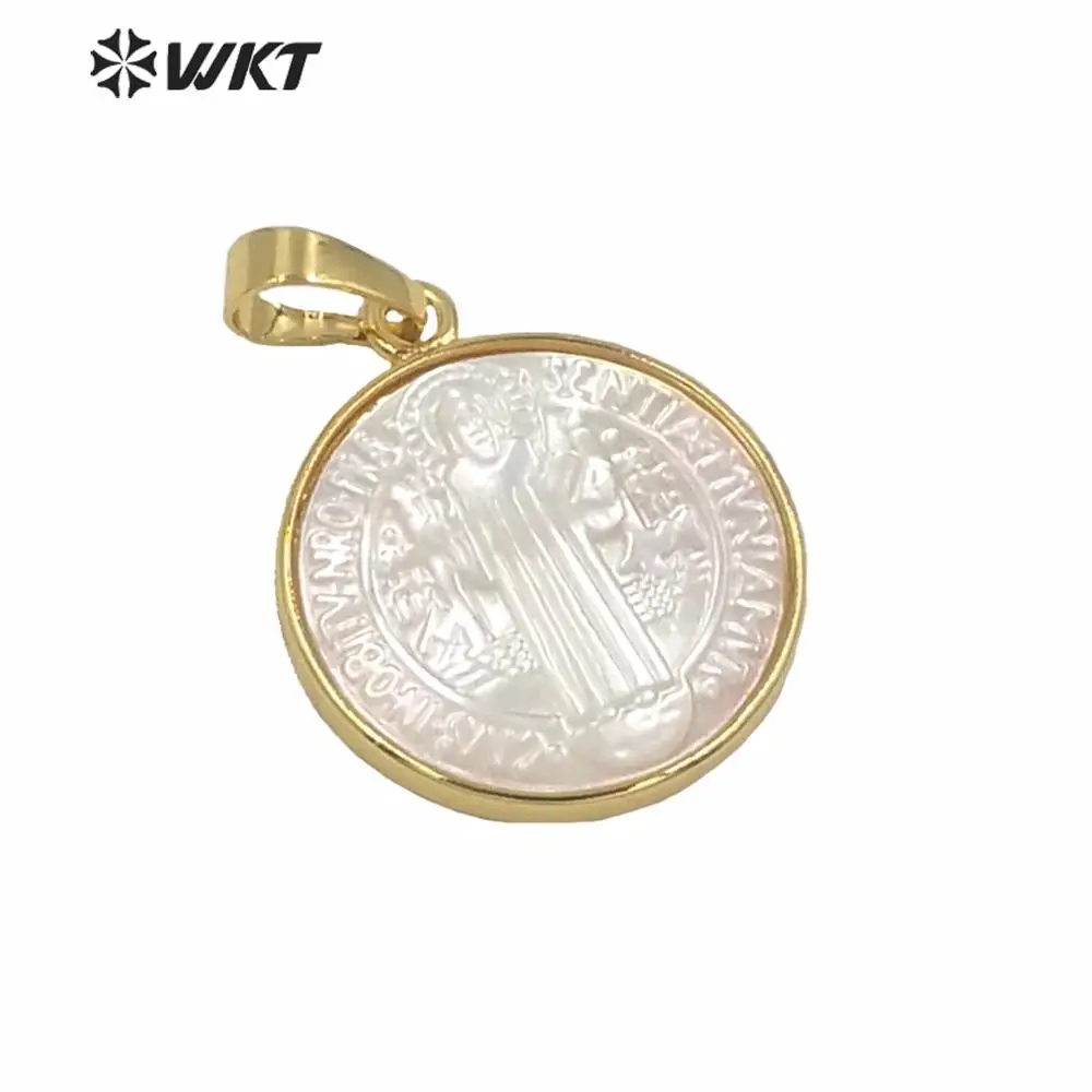 

WT- P681 Hot sale tiny round coin shell pendant ,handmade carved coin shell pendant in gold color