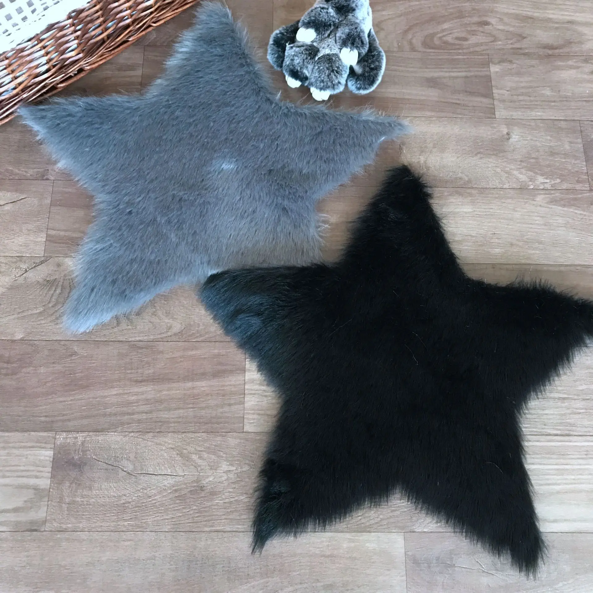 Длинный меховой ковер с пятиконечными звездами белый из искусственной овечьей