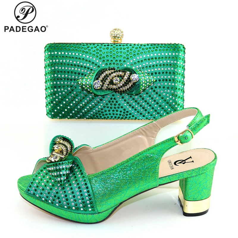 Комплект из женских туфель и сумочки зеленого цвета в африканском стиле