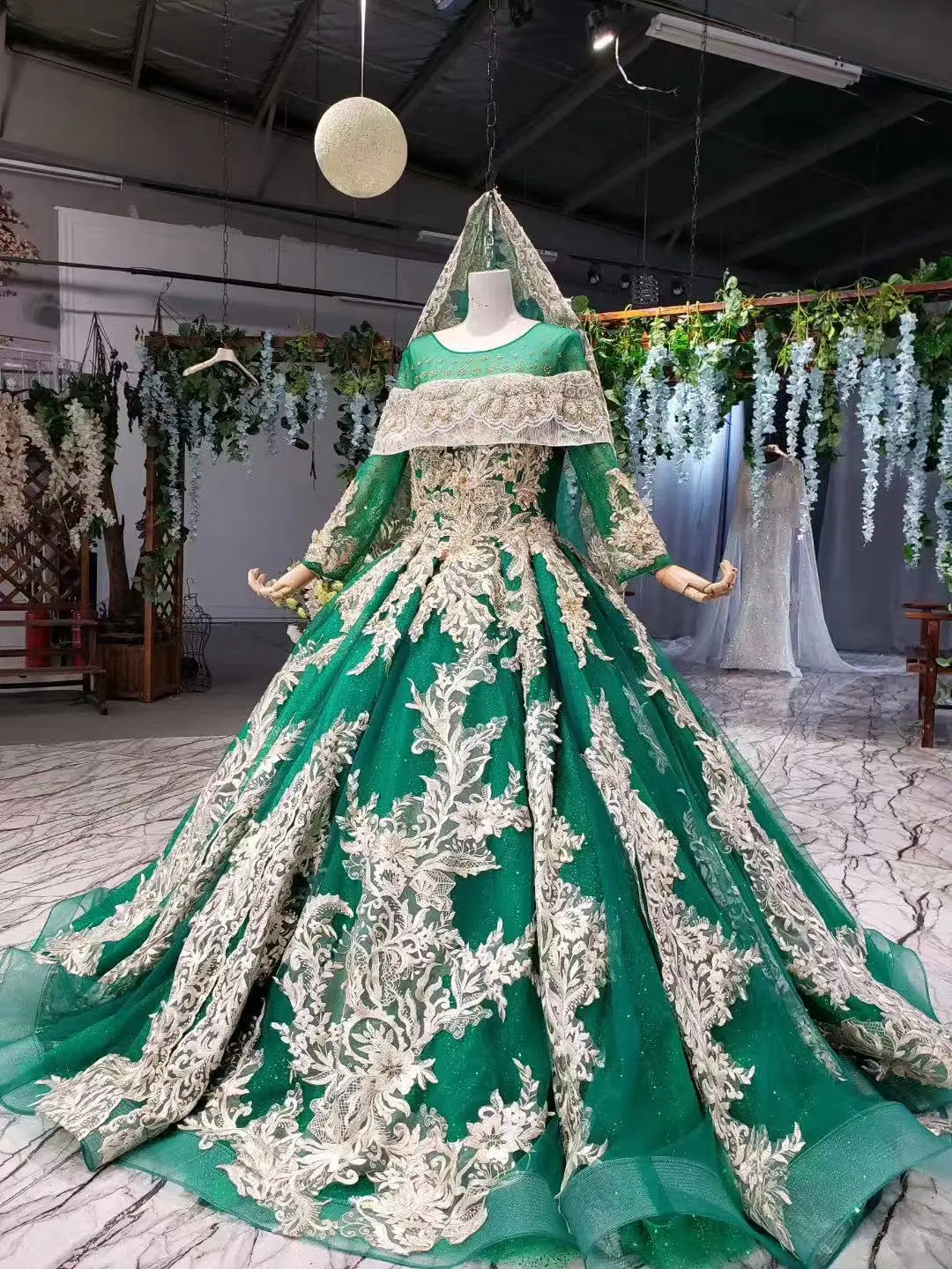 

Unique Design Puffy Ball Gown Prom Dress Green White Lace With Veils Sweet 16 Dresses Middle East Women Evening Wear Prom Gowns