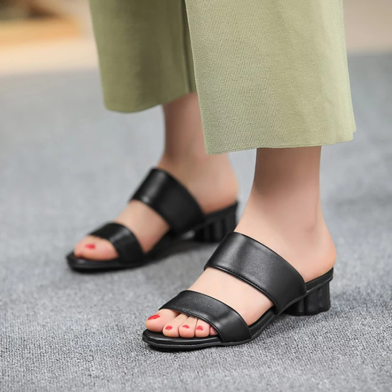 

Round Heel Outdoor Sandals And Slippers With Square Head Oversize Comfortable Soft Leather Women's Slippers 2021