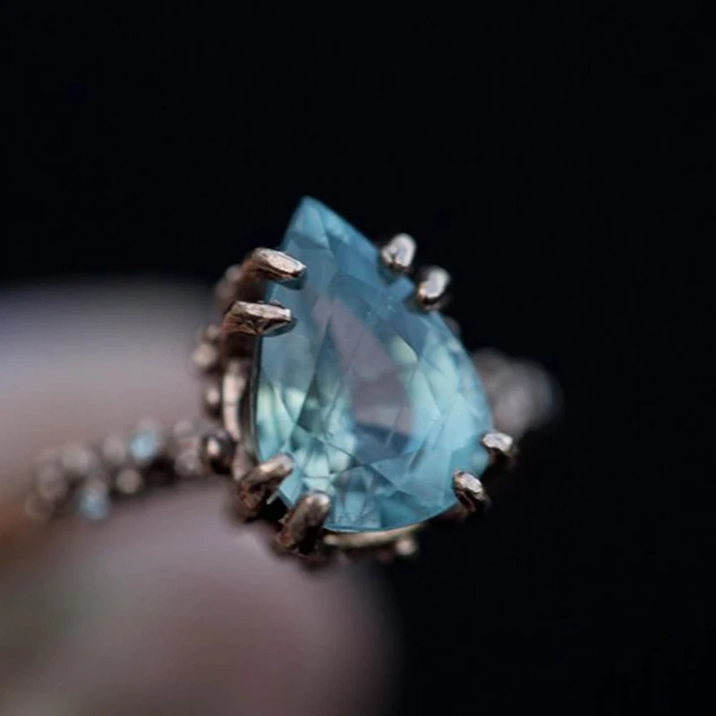 Модное роскошное обручальное кольцо в виде конусной капли с синим кристаллом