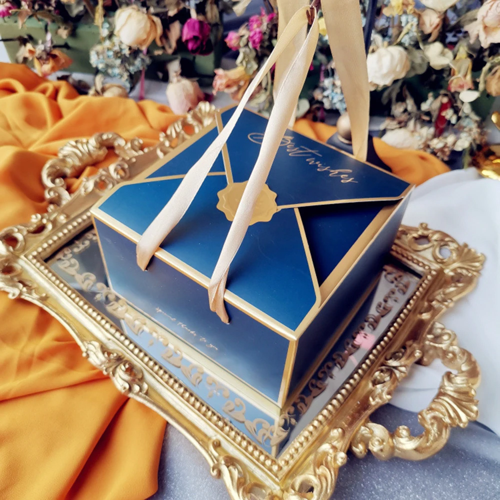 

Creative Crafts DIY Gift Boxes Candy Cake Paper Box with Handle Cookie Chocolate Macaroon Wedding Gift Packaging Party Favors