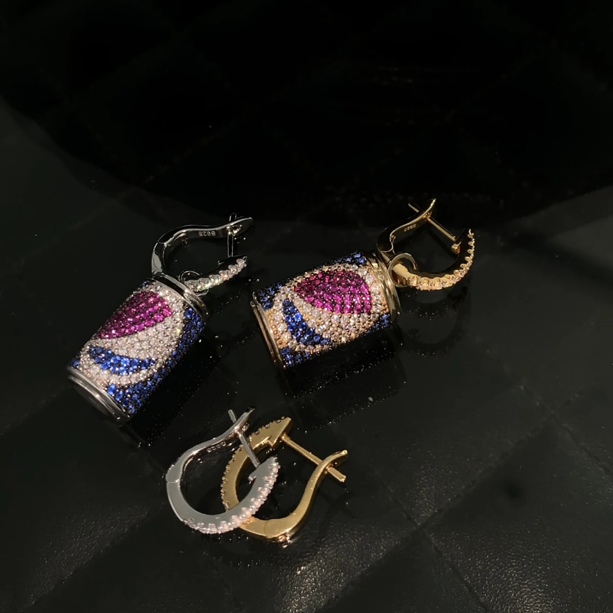 

Тяжелая промышленность! Маленькие женские серьги в виде космической банки