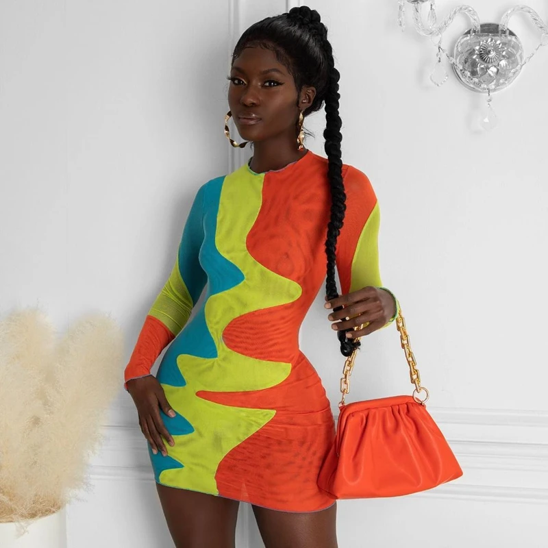 

Женское платье с принтом, длинным рукавом и сумочкой на бедрах