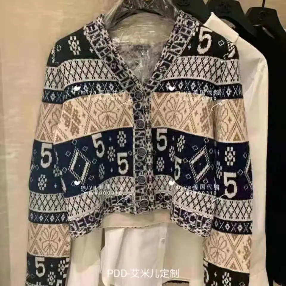 

2021 spring and autumn new fashion brand xiaoxiangfeng sweater cardigan female letter jacquard V-neck knitted coat
