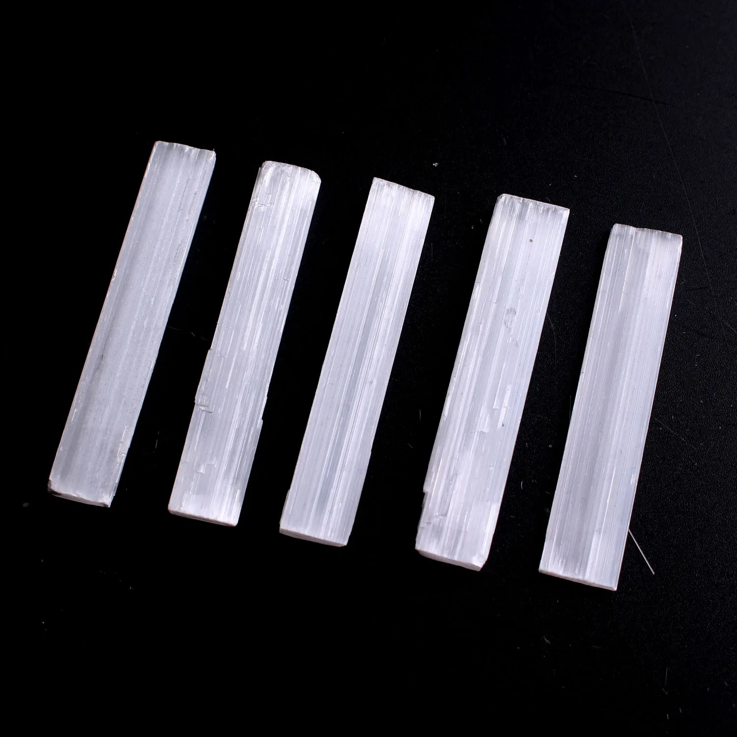 Натуральные белые селенитные шероховатые палочки минеральные зеркальные