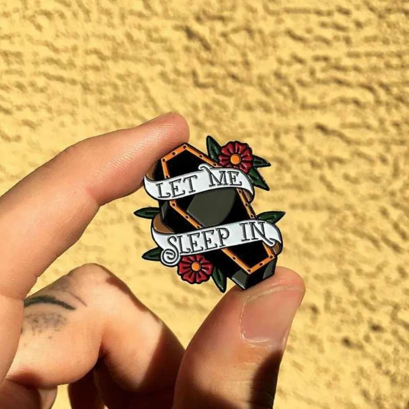 Эмалированная брошь в виде фотообои с надписью Let Me Sleep In|Броши| |