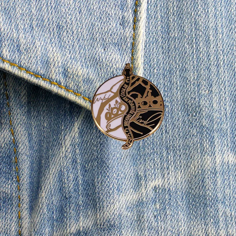 Эмалированная брошь в виде змеи Холли Блэк Королева ничто | Украшения и