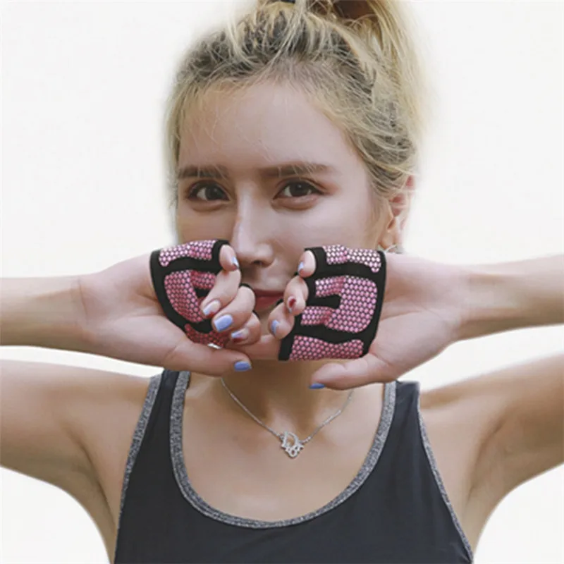 Перчатки для занятий фитнесом и йогой спортом в тренажерном зале