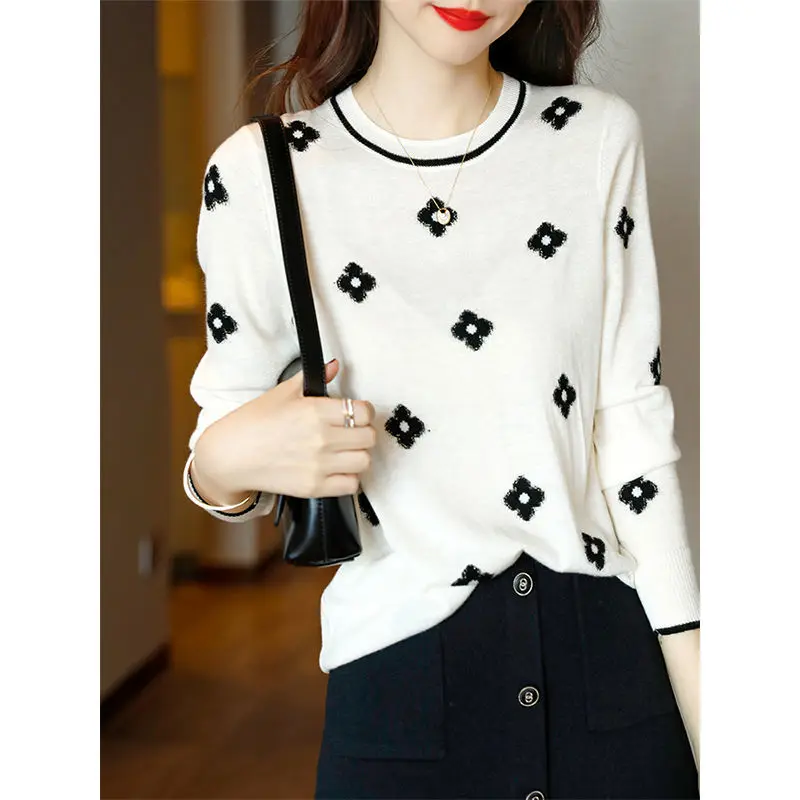

2021 autumn new versatile fashion loose embroidered flower round neck knit bottoming shirt sweater women