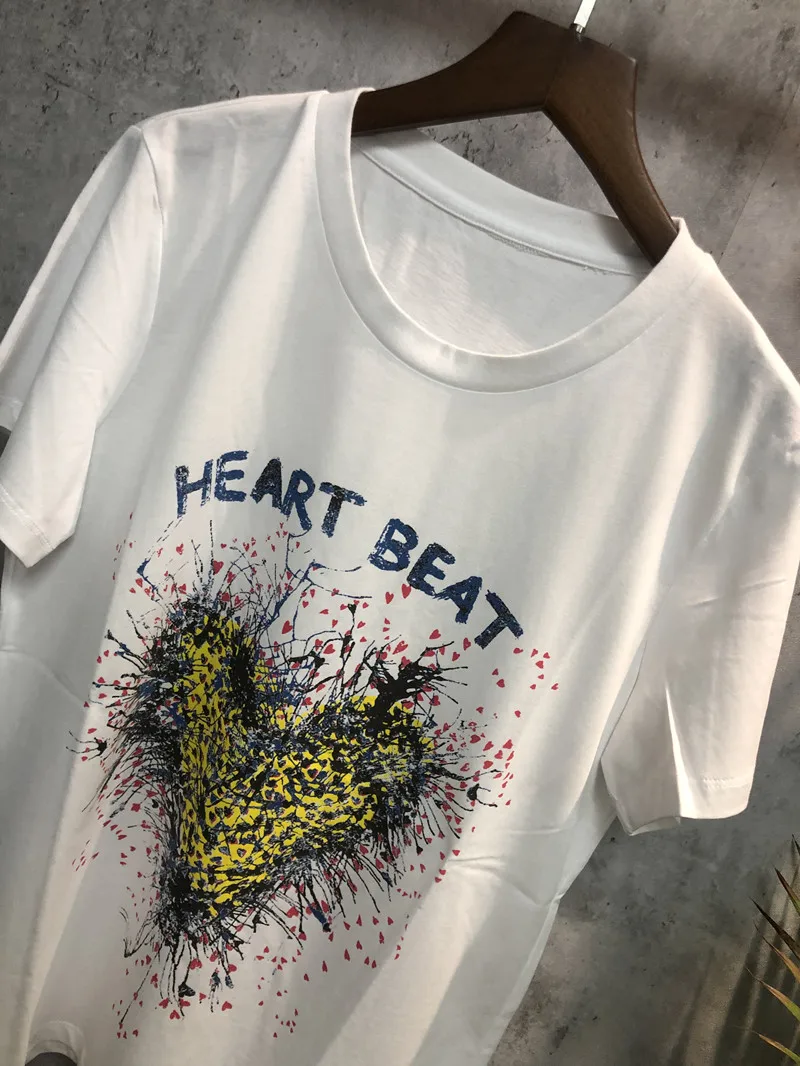 Женская футболка с принтом в виде сердца желтая коротким рукавом и надписью лето