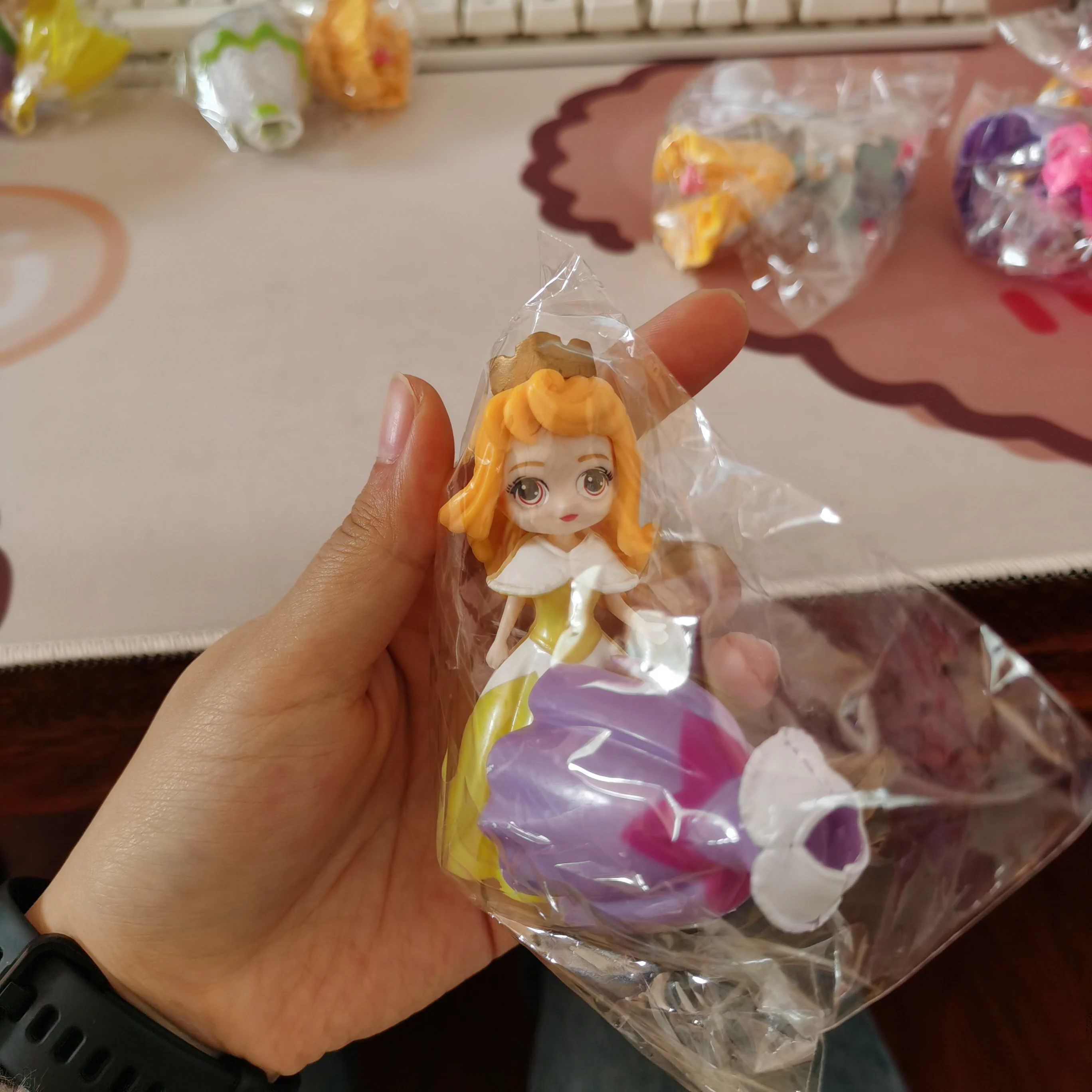 

Bandai Q Posket 12 Pieces Snow White Asha Bell Mermaid Changing Clothes Doll Anime Figure Model Puppets Cake Decoration Doll New