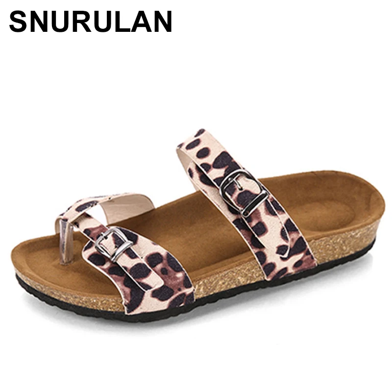

SNURULANLeopard/женские шлепанцы на плоской подошве с двойной пряжкой; Женские кожаные шлепанцы с открытым носком; Большие размеры; Модная женская ...