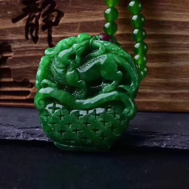 

Emerald green dry green jade Chinese classical style carving legend auspicious beast brave pendant green agate bead necklace