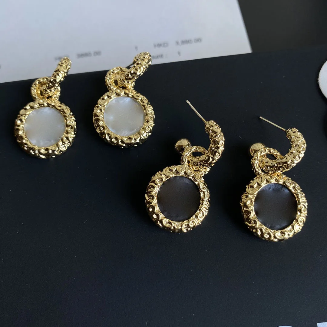 

Volcanic rock formation small round cake mother-of-pearl hook earrings black and white combination earrings