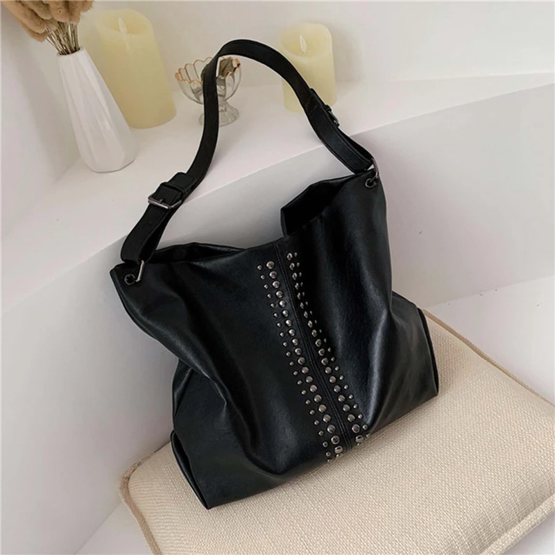 Модная женская сумка тоут большая вместительность Изысканная на плечо с шипами