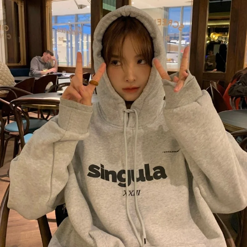 Женская толстовка средней длины серая Толстовка свободного покроя с плюшевой