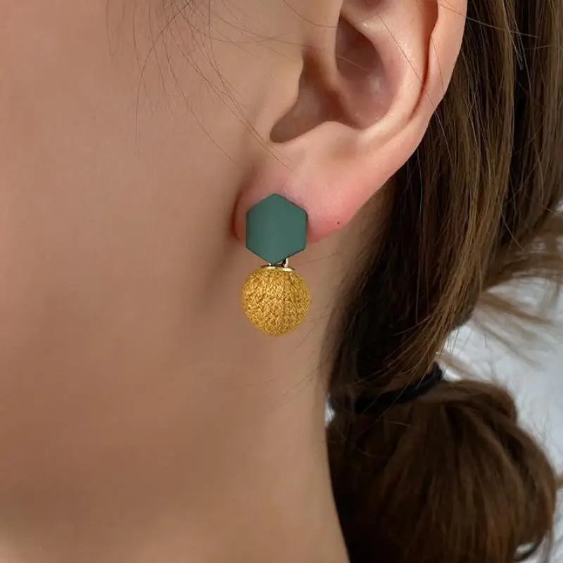 

Плюшевые серьги-шарики корейские шерстяные плетеные серьги-гвоздики для женщин серьги ювелирные изделия серьги с шариком осенне-зимние се...