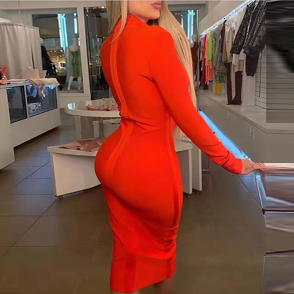 Женское облегающее платье с длинным рукавом и глубоким v-образным вырезом