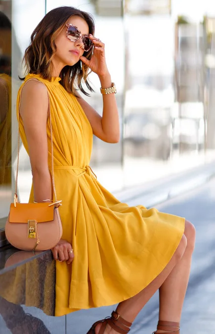 Модное женское однотонное мини платье без рукавов плиссированное желтое