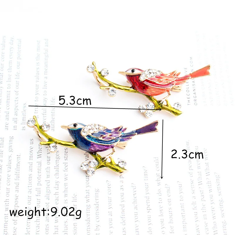 

Pomlee 2021 Cute Vivid Bird Brooches For Women Winter Animal Design Pin Branch Accessories 2 Colors Available High Quality